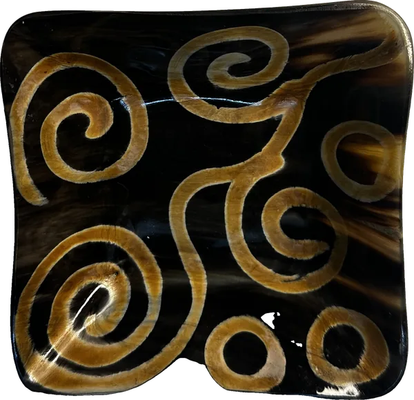 Horn tray with swirl pattern