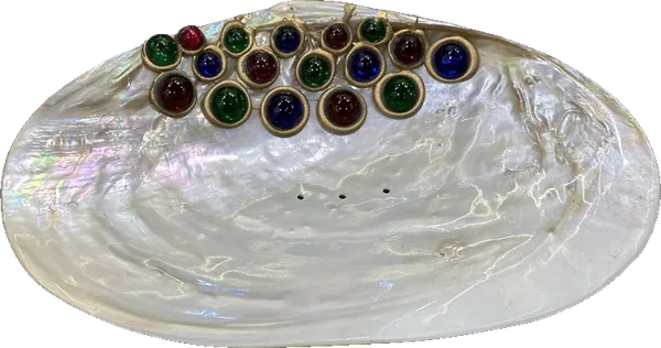 Mother-of-pearl dish set with stones