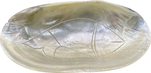 Mother-of-pearl dish — Engraved fish